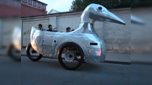 Un 'pato' circula por las calles de Moscú
