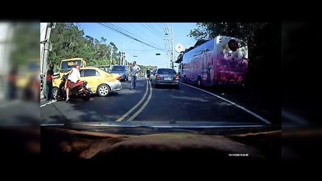 Imágenes de videojuego en la vida real: la explosión de ira ante un conductor enloquecido