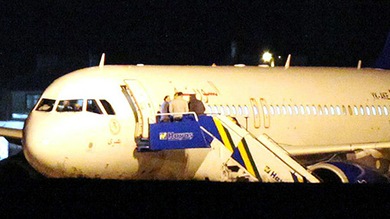 "Es absurdo que Rusia, teniendo el puerto de Tartus, envíe armas a Siria en un avión civil"
