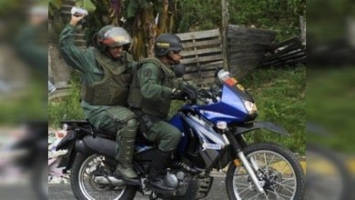 Guardias venezolanos retoman control de las dos cárceles amotinadas