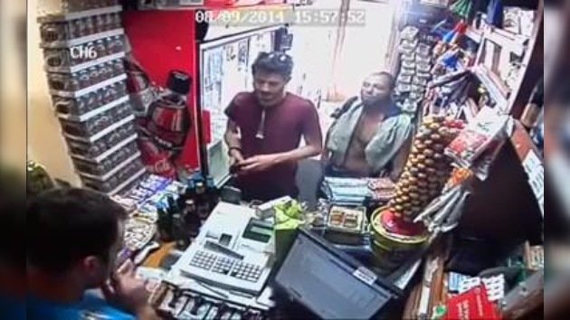 Un ladrón ebrio recibe su merecido en una tienda