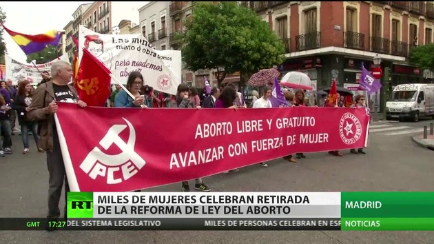 Miles de mujeres celebran la retirada de la ley del aborto en España - RT