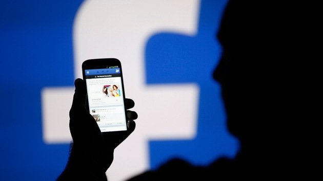 Parlamentarios europeos: Facebook puede acceder a un móvil y hacer fotos y videos sin permiso