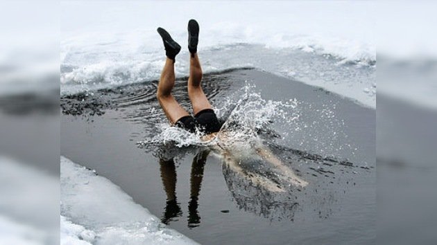 Natación en aguas heladas, ¿un remedio milagroso? 