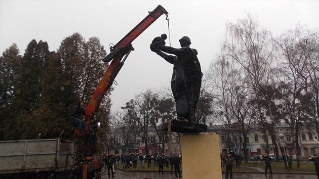 Derriban un monumento a soldados que murieron liberando a Ucrania de los nazis
