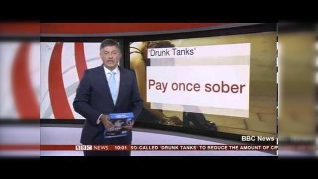 Presentador de la BBC news confunde una ‘tablet’ con una resma