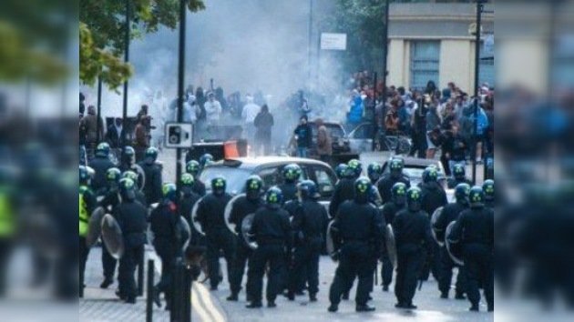 'Medidas de austeridad en la política social' causaron los disturbios en Reino Unido