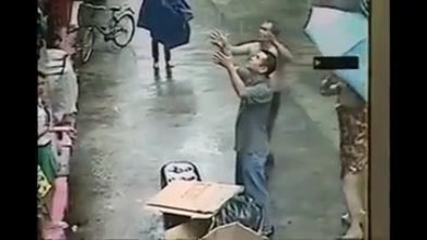Atrapan con éxito a un niño que se cayó de un segundo piso