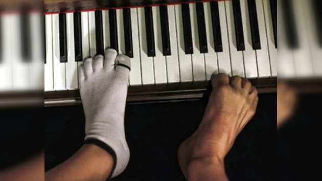 Un pianista sin brazos que toca con los pies gana un concurso chino