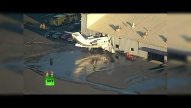 Un avión se empotra contra un hangar en California