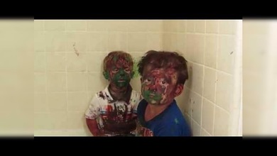 Niños + pintura + mirada inocente: un padre no puede contener la risa mientras regaña a sus hijos