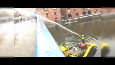 ¿Qué puede pasar si tiras bolas de nieve a los bomberos?