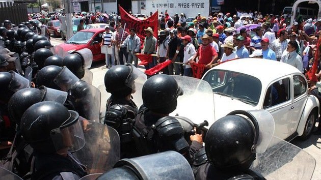 Profesores mexicanos toman emisoras de radio para denunciar la reforma educativa