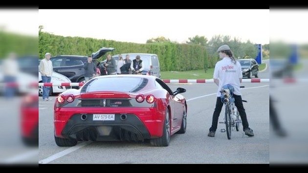 Un hombre en bicicleta le da a Ferrari una rápida lección de velocidad
