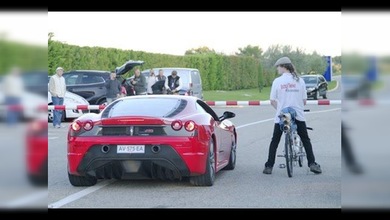 Un hombre en bicicleta le da a Ferrari una rápida lección de velocidad