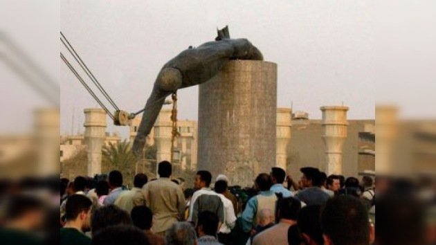 Subasta inusual... ¿alguien quiere el trasero de una estatua de Saddam Hussein?