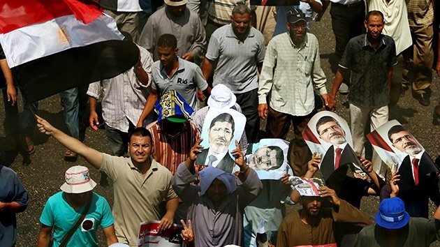 El Ejército egipcio dispersa a los partidarios de Morsi con gases lacrimógenos
