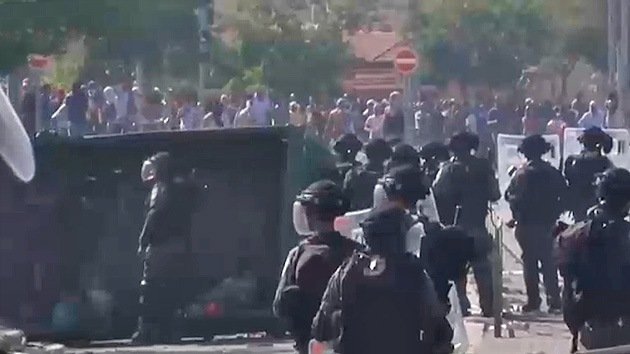 Palestinos y policía israelí chocan durante el funeral del joven asesinado