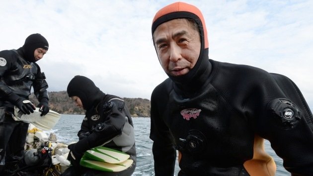 Un japonés busca bajo el agua el cuerpo de su mujer muerta tras el tsunami del 2011