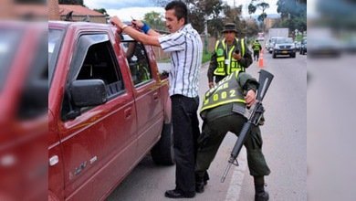 Bandas criminales de Colombia impulsan el negocio del alcohol ilegal