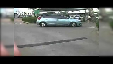 Un narcotraficante aplasta a un policía entre dos autos