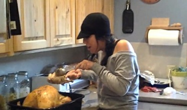 La reacción de una joven al descubrir que el pavo que ha horneado estaba "embarazado"