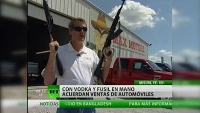 ¡Cómprate un auto y llévate un AK 47 de regalo!