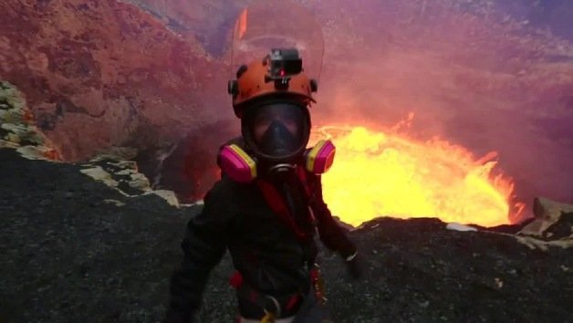 Un 'escalador loco' se mete dentro de un volcán en erupción