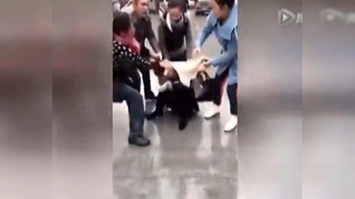 Un mujer es golpeada y desvestida en público por adulterio