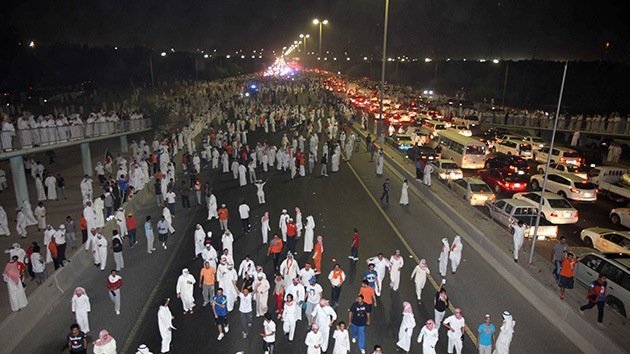 La Policía de Kuwait dispersa a los manifestantes con bombas de humo