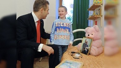 Madre adoptiva que envió a su hijo solo a Rusia, a un paso de ser juzgada 