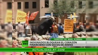 Activistas alemanes construyen un muro contra los excesos del capitalismo