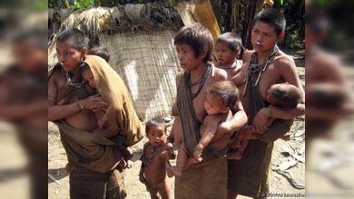 Tierras indígenas a cambio de bolígrafos y calmantes