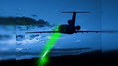 Dos nuevos ataques con láser ponen en riesgo la vida de decenas de viajeros