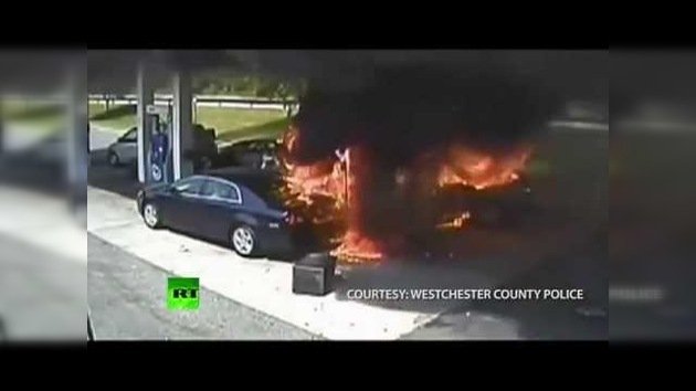 Dramático: Un policía rescata a un automovilista de un coche en llamas