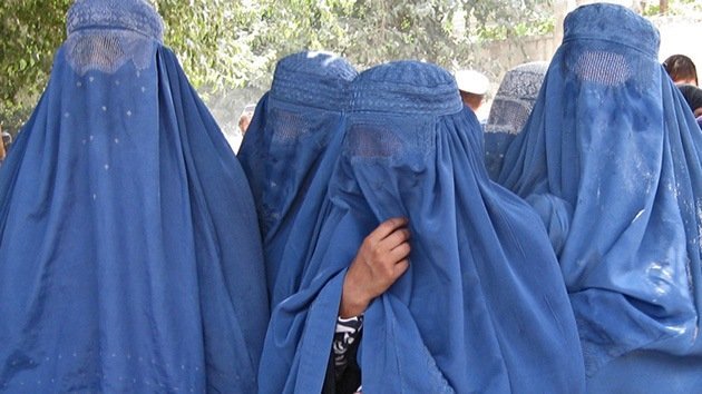 "Mutilar la nariz, los labios y las orejas": La brutalidad contra las mujeres afganas rompe récords