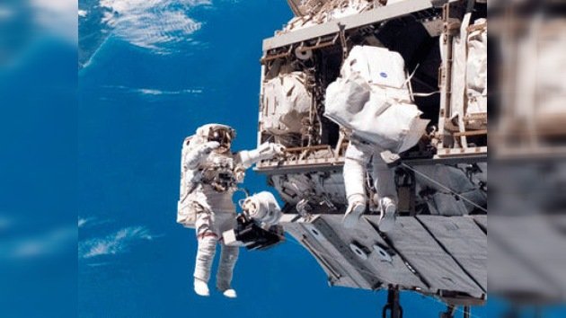 Tripulantes rusos de la EEI 'plantan' hongos en el espacio abierto