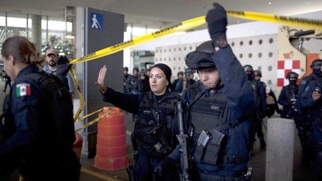 'Vuelan' todos los policías del aeropuerto de Ciudad de México tras tiroteo entre agentes