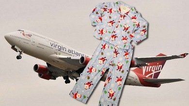 Obligan a contramaestre de la Marina británica a ponerse pijama para abordar vuelo