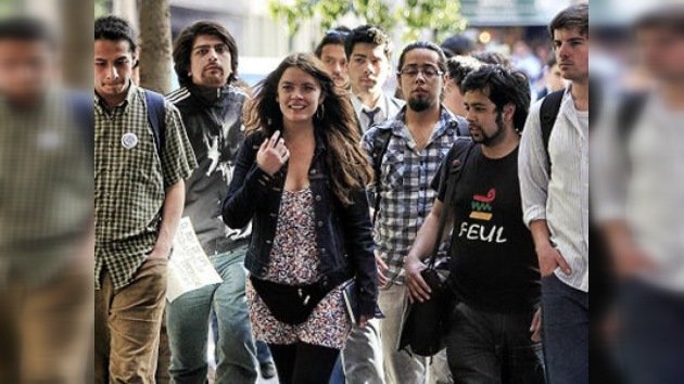 Estudiantes chilenos llegan a Europa con una maleta llena de reclamos 