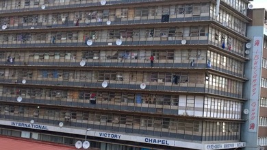 Sudáfrica: Un hombre se suicida con el 'apoyo moral' de una multitud
