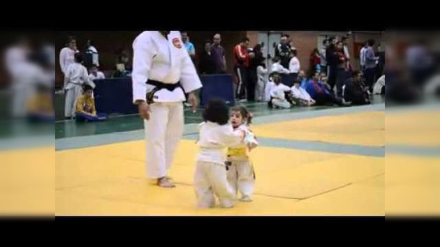Primer combate de judo de dos niñas