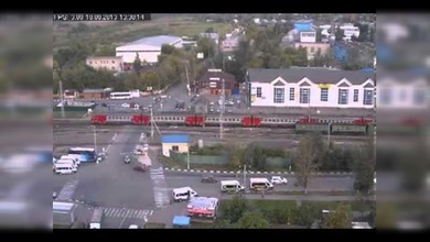 Un tren embiste a un auto a toda velocidad