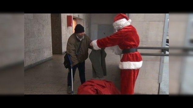 Joven organiza una inesperada Navidad a personas sin hogar