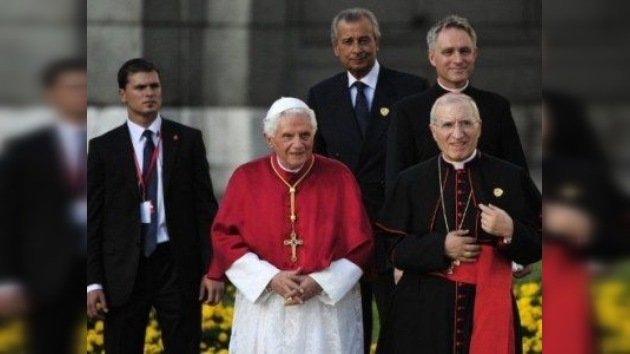 El Papa Benedicto XVI llega a Madrid bajo la sombra del descontento laico