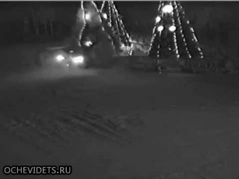 Espectacular colisión de un automovilista ruso con un árbol navideño