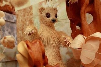 Geppeto siberiano se monta un zoo de serrín