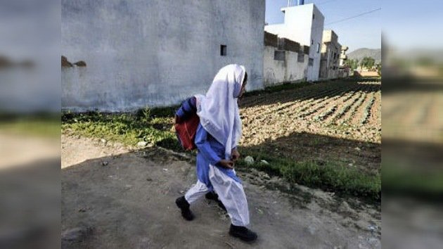 Extremistas pakistaníes convierten a una niña de ocho años en un arma mortal