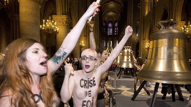 Fotos: Feministas se desnudan por la renuncia del papa