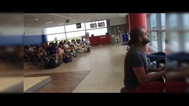 Un pasajero se viste de 'Beethoven' y deja boquiabierto a medio aeropuerto